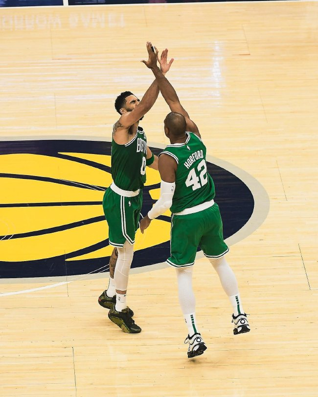 塔图姆36+10霍勒迪末节攻防统治 绿军客场逆转步行者3-0夺赛点