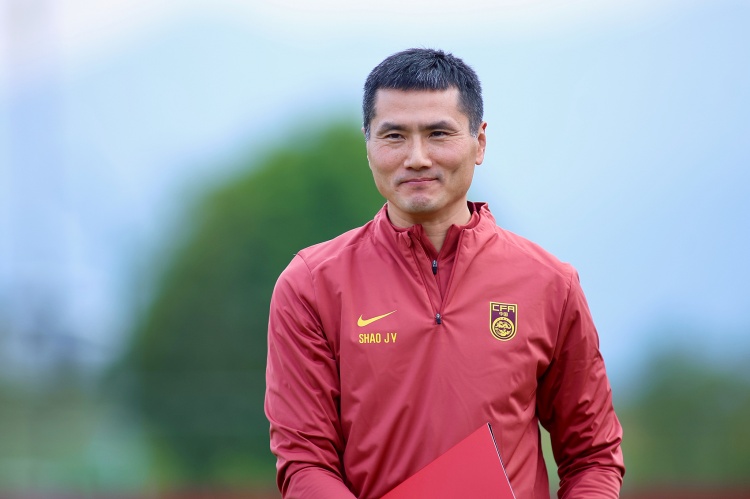 国足备战亚洲杯:东南亚杯参赛存疑,热身将按对手风格定制