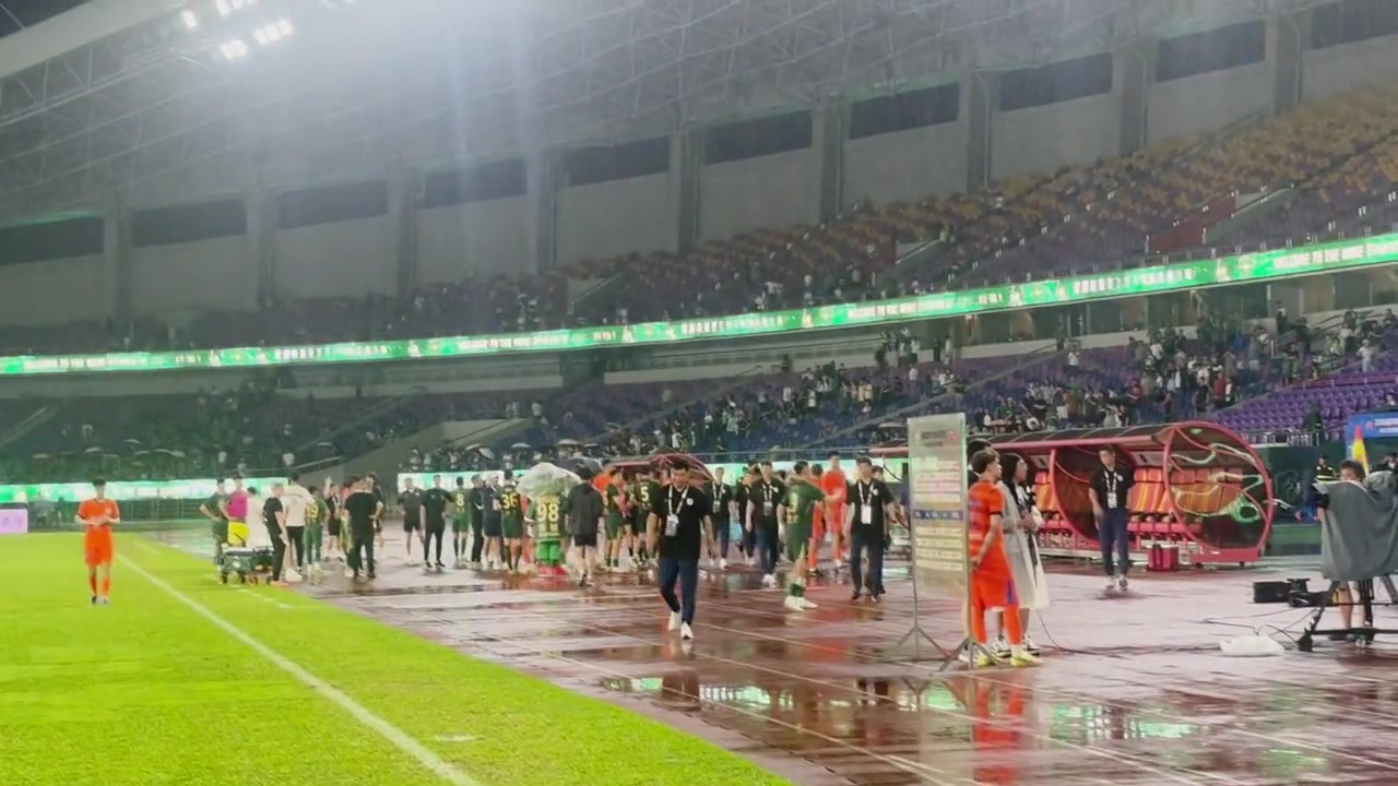1-4客场溃败浙江,王大雷赛后深鞠躬致歉球迷 1-4客场溃败浙江,王大雷赛后深鞠躬致歉球迷